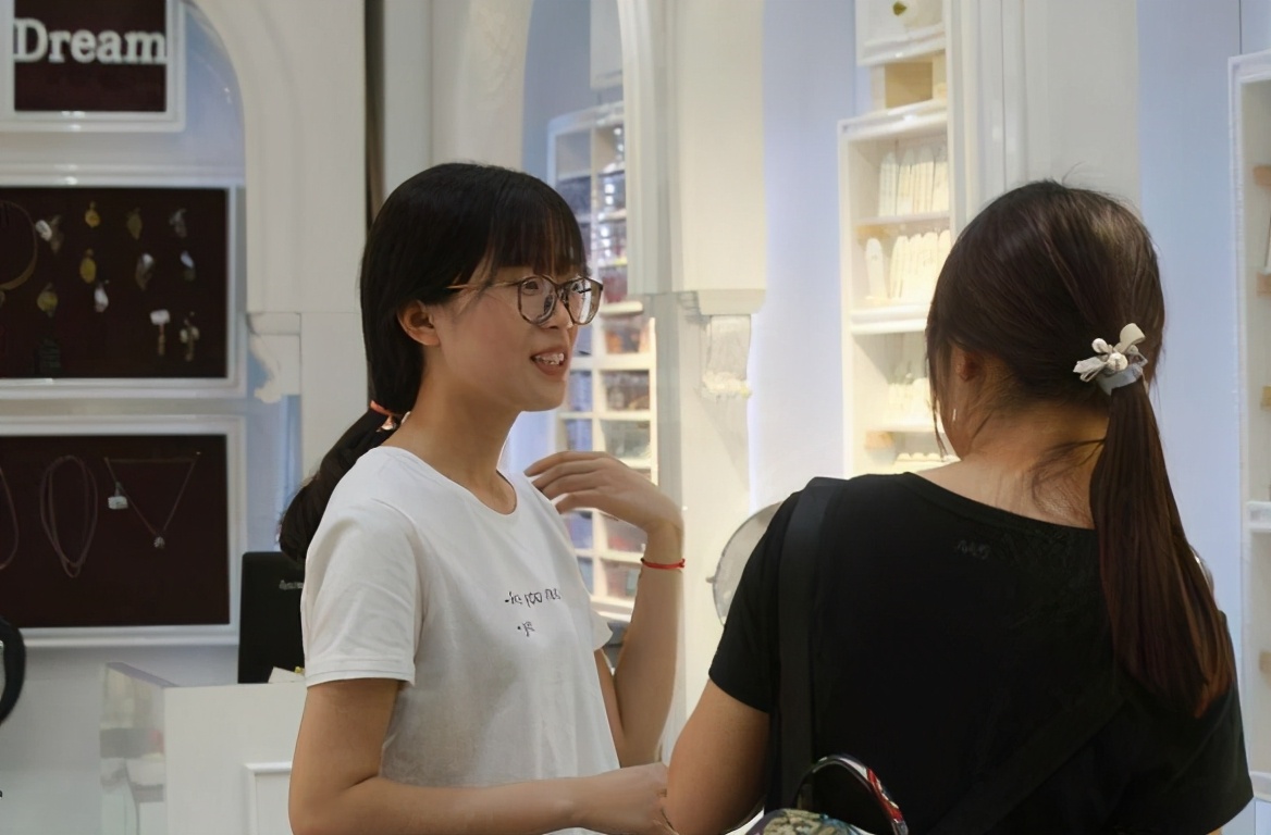 大学刚开学，学生就被舍友针对，半夜在论坛哭诉，学姐：活该