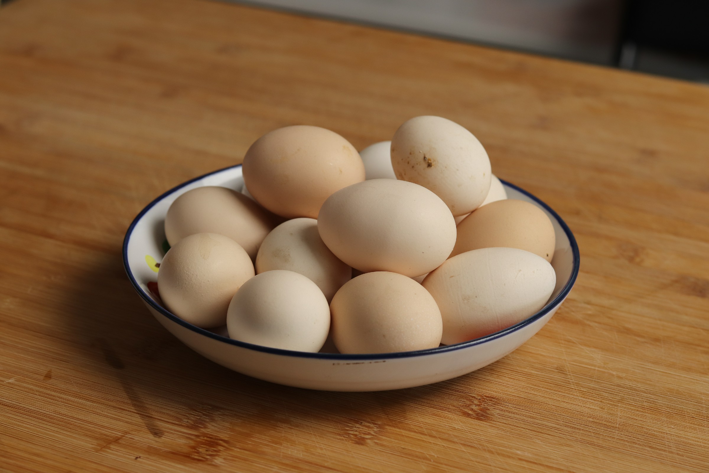 煮熟的鸡蛋放冰箱冷藏保存多久,煮熟带壳鸡蛋放冰箱可以保存几天