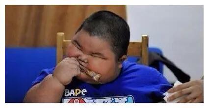 小男孩暴饮暴食变成300斤的大胖子,6岁小男孩胖80斤