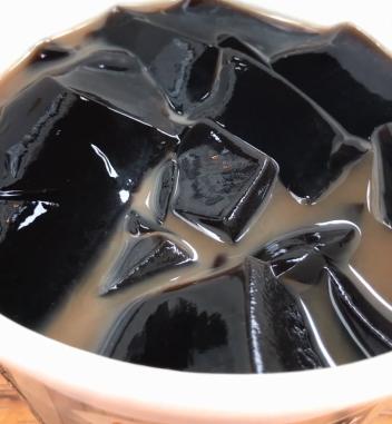 吃甜品就吃老字号龟苓膏,龟苓膏和甜品哪个好吃