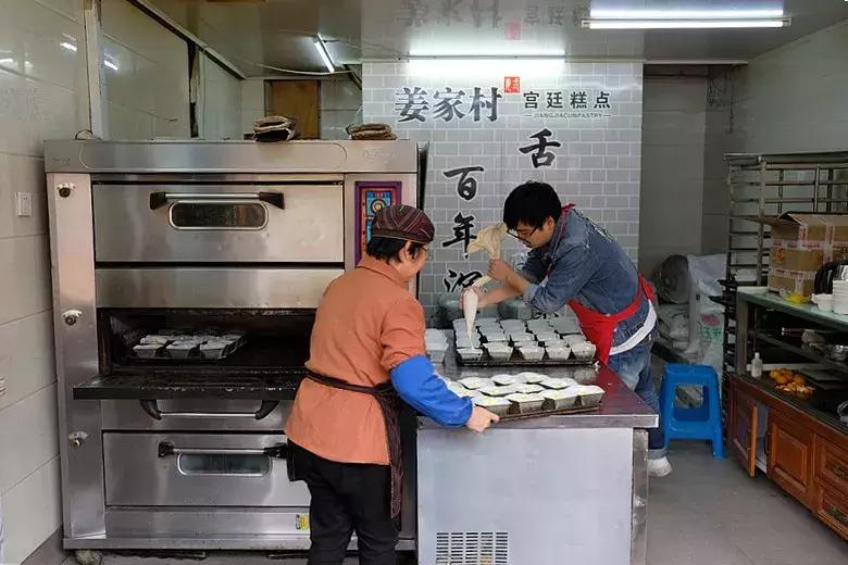 两百年呼童街，一百米烟火路，尝尝这里的美食吧