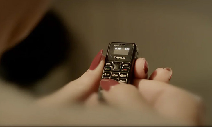 比银行卡还小的手机，4G网络只用2G功能，九宫格按键蓝牙接听电话