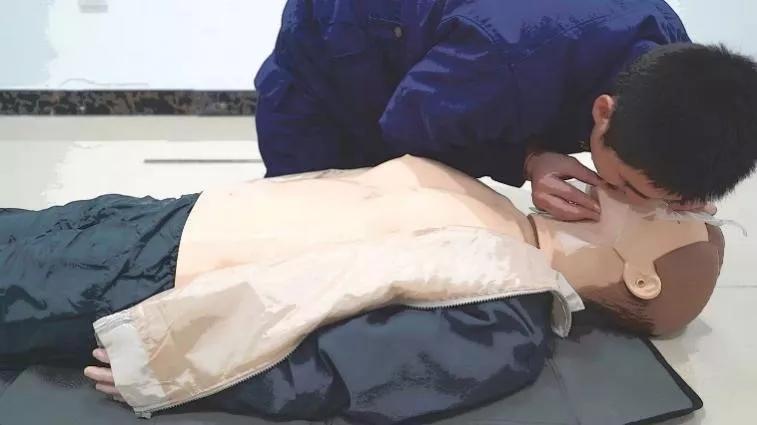 灾害中心肺复苏的第一步,心肺复苏急救培训消防