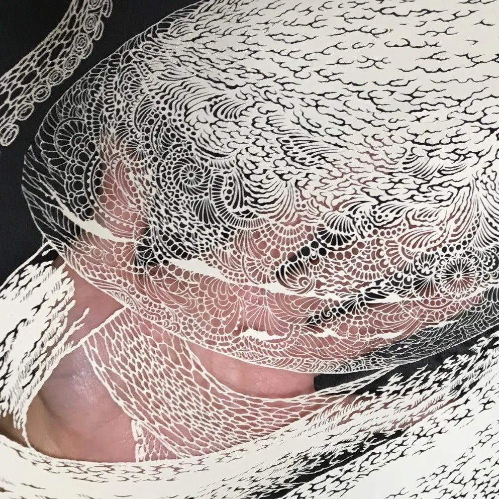 她被称为“刀王”，凭一把破刀，一张破纸，作品征服了全世界