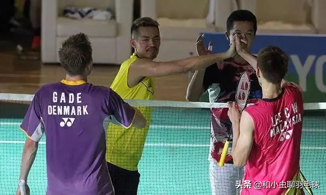 羽毛球单打和双打有什么区别,羽毛球为什么单打可以双打不行