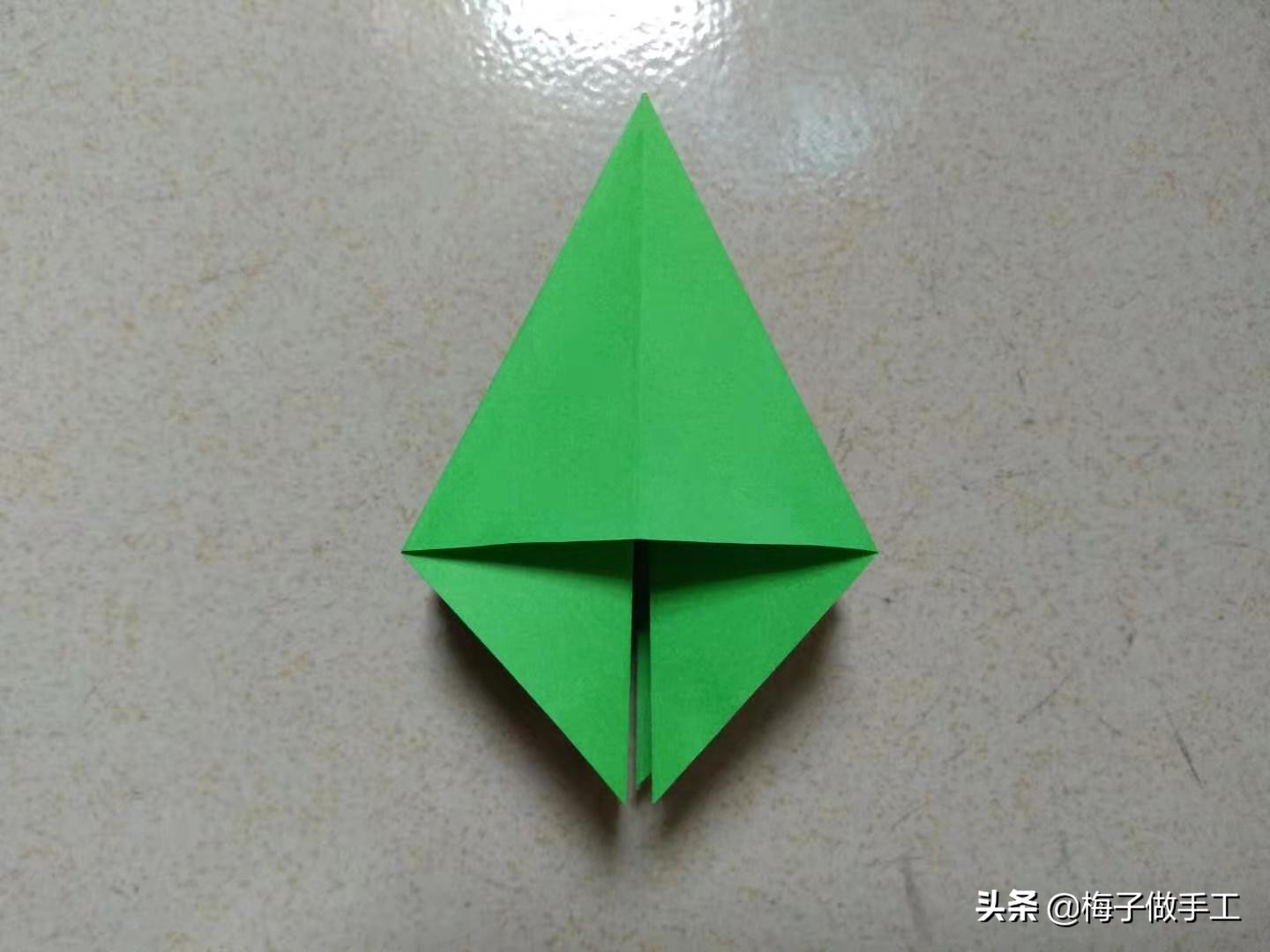 用一张纸就能折圣诞树,折法还那么简单,适合宝宝做的折纸手工哦