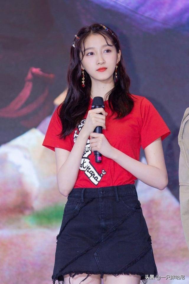 今年最新款的裙子小个子穿,今年流行裙子里面穿裤子