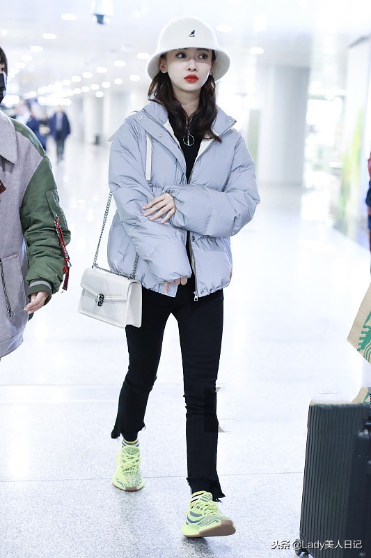 吴谨严的皮草夹克忒帅气了！全身黑显身材，但这蓝色针织帽好萌啊