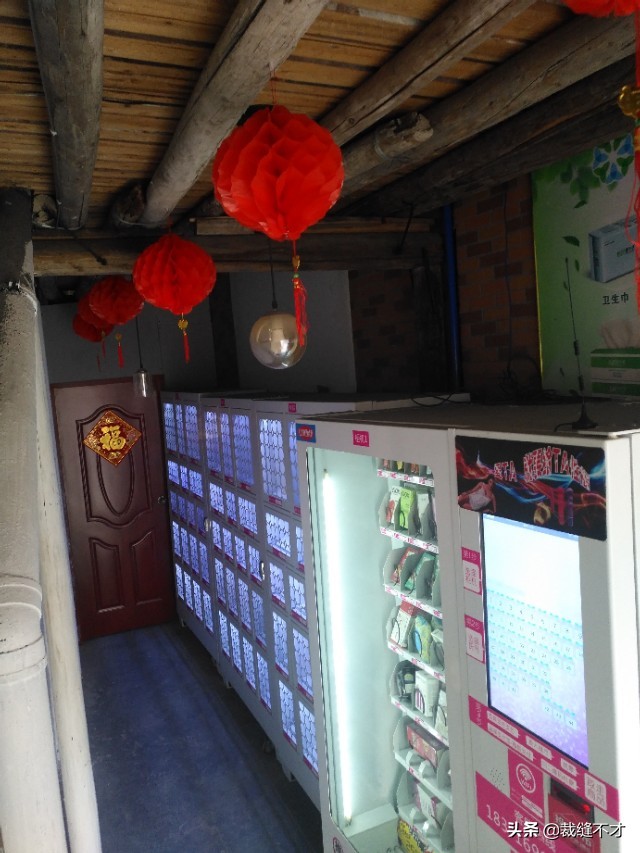 在无人售货店给别人介绍产品,无人售货店给人介绍产品