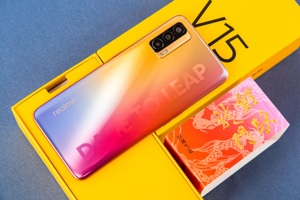 realme真我v15锦鲤色开箱,realmev15锦鲤色是玻璃后盖吗