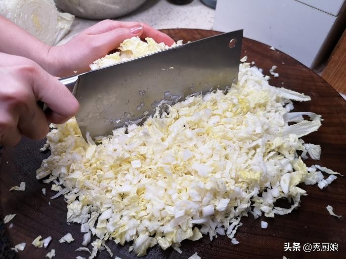 调饺子馅是先放水还是先放酱油盐,调饺子馅先加水还是先放调味料