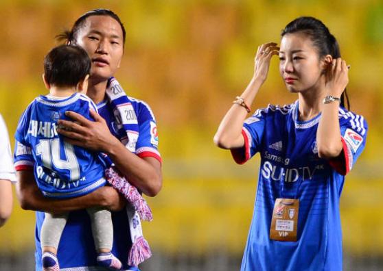 世界杯“一哭成名”的朝鲜国脚，迎娶肤白貌美空姐，如今只想造人