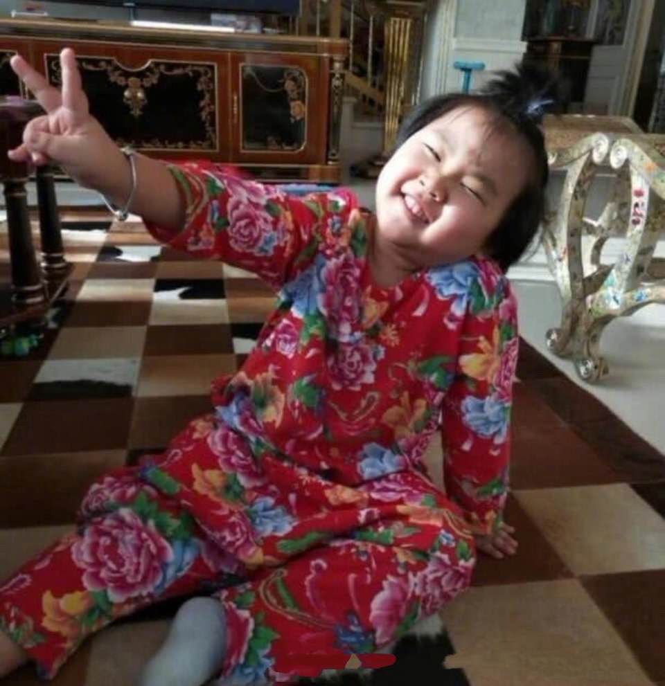 郭麒麟自拍照,郭麒麟抱郭德纲小儿子