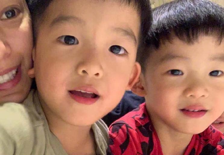 范玮琪双胞胎儿子抱在一起好温馨,范玮琪的双胞胎儿子