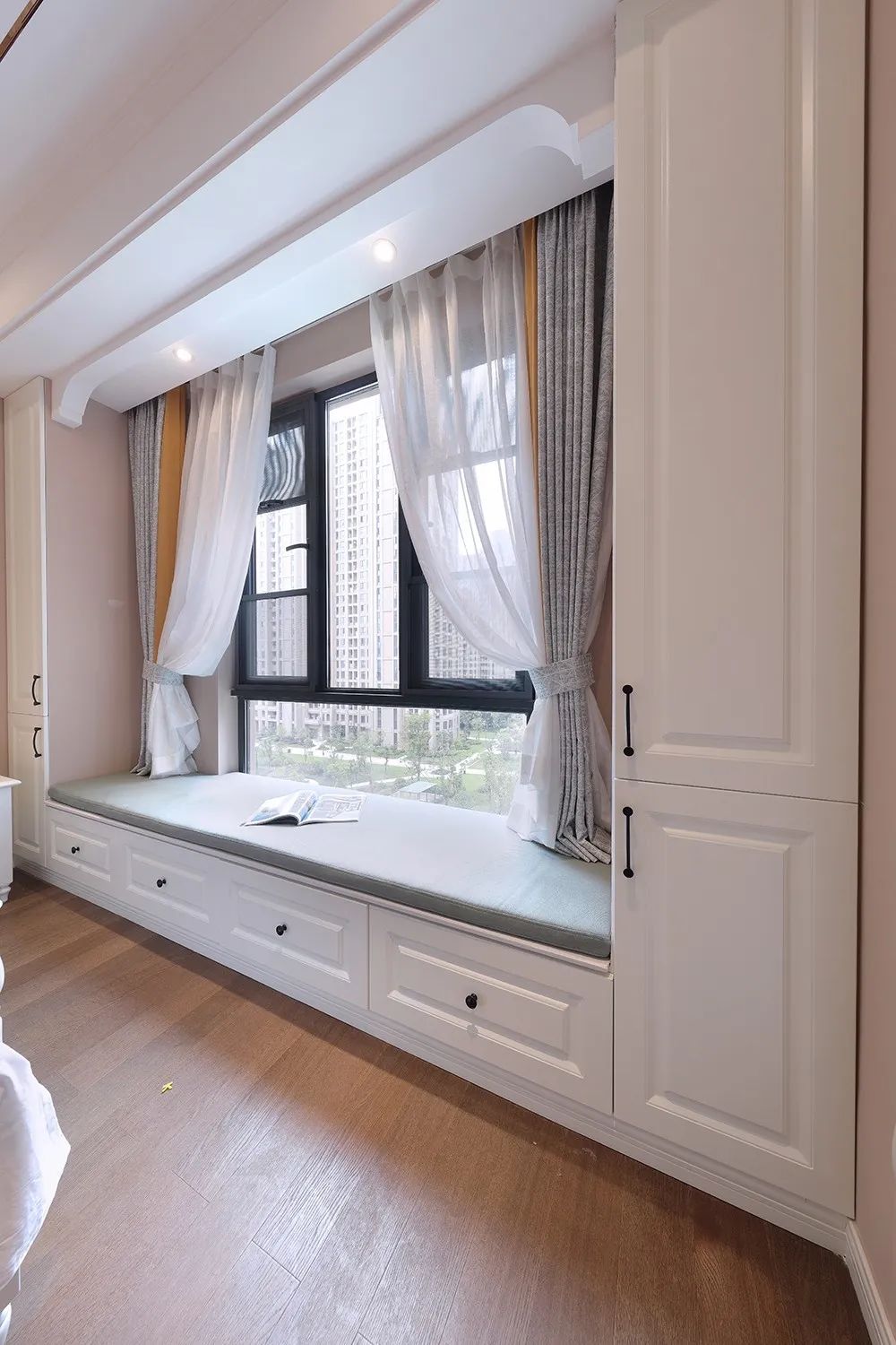 不顾后果砸掉飘窗,锤子砸下去瞬间,她们就后悔了