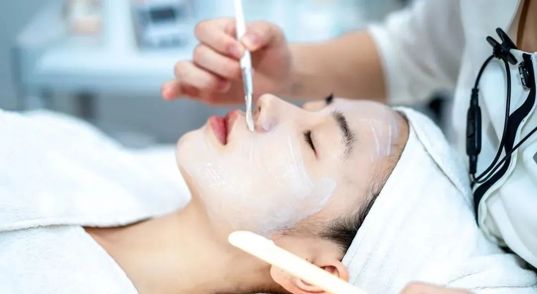 正确的护肤养出瓷光肌,透亮瓷肌精华水