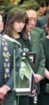 曾经的全民偶像为什么退出,曾经的网红大佬被封杀后现状如何