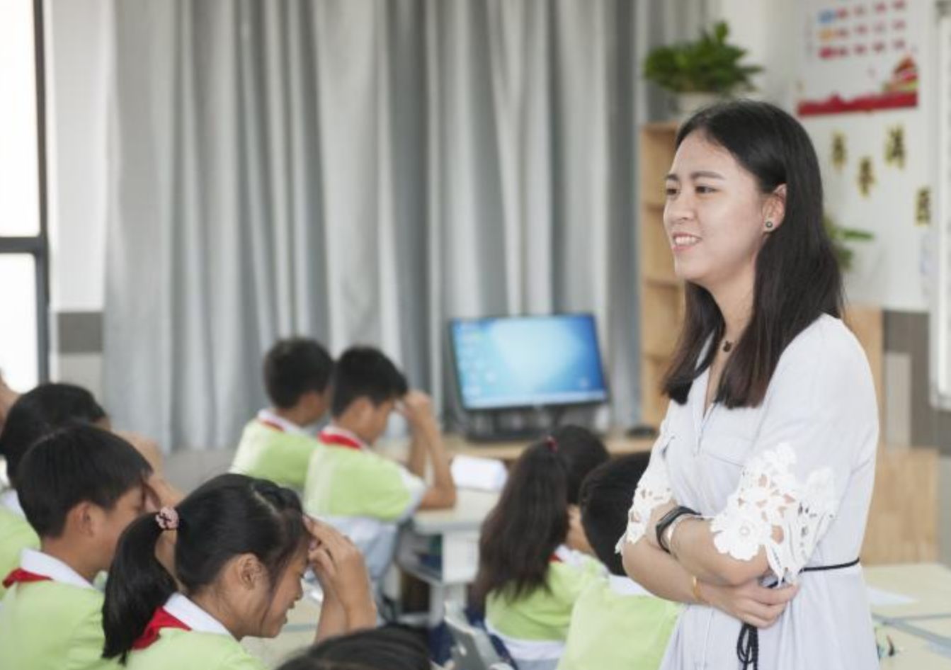 为什么中学都是英语老师当班主任,为啥上学时期和出社会气质不一样