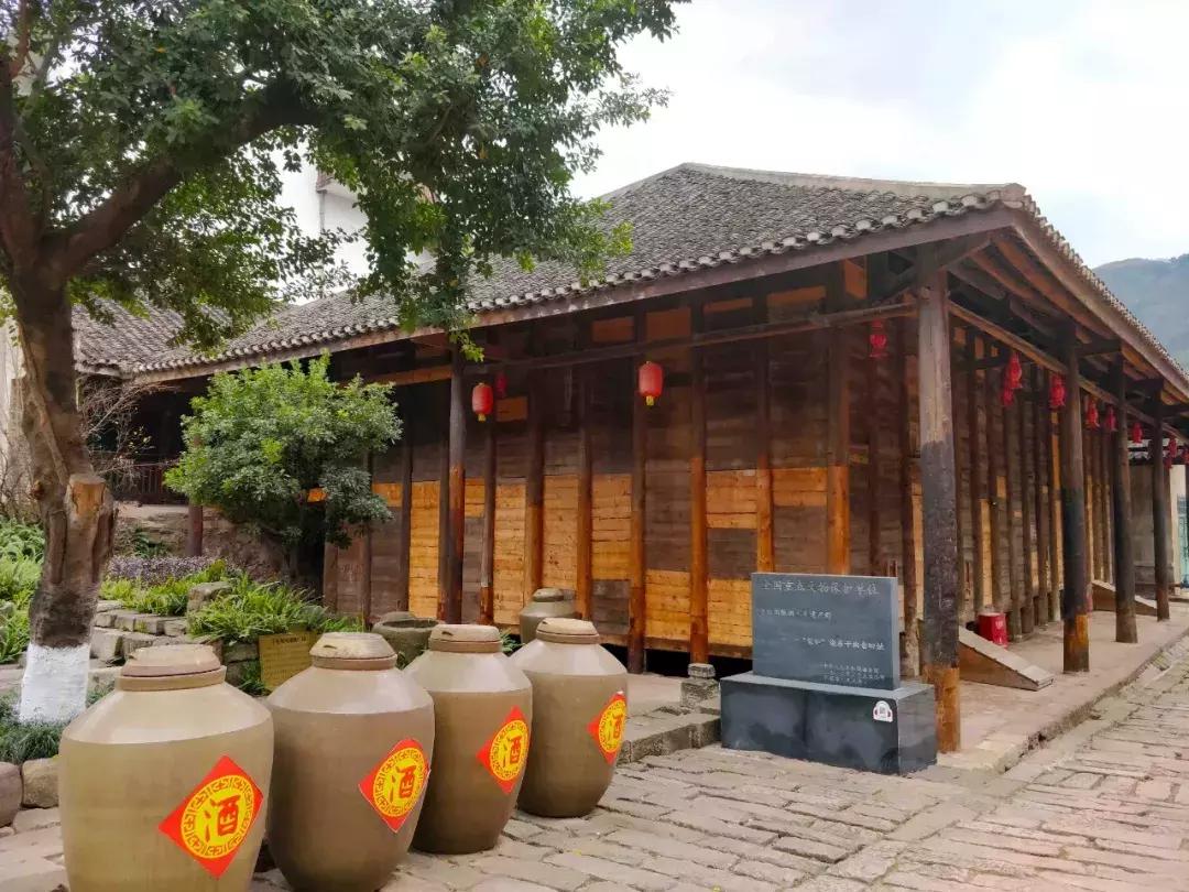 茅台镇酒糟搬运工,探访贵州茅台镇酱香酒