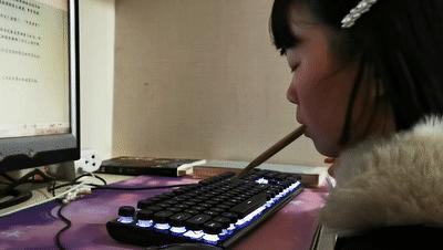 残疾女孩嘴叼木棍,敲出10多部小说:梦想,从不辜负努力的人
