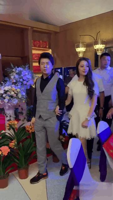 郎朗携爱妻出席活动大秀恩爱,郎朗与娇妻新婚后合体登台表演