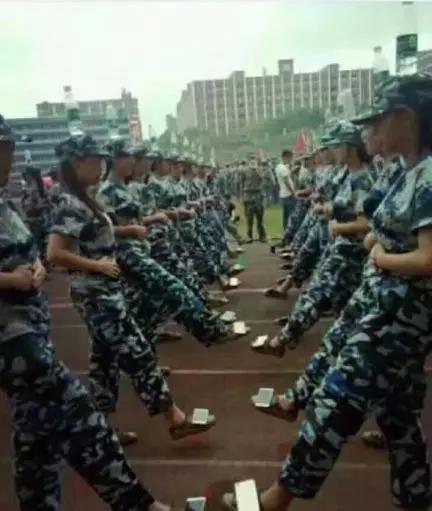 各高校军训放“大招”：踢手机、夹扑克，参训学生：教官，算你”狠”！