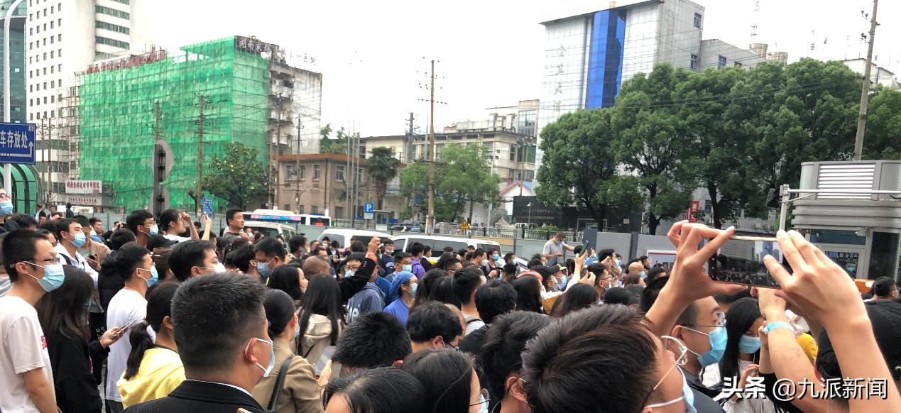 「现场」民众自发为袁隆平送行，高呼“一路走好”，5人讲述：想瞻仰，哪怕远远看着