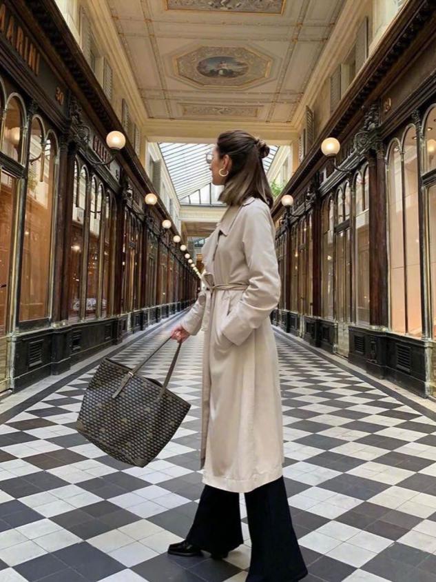 今秋火了一种外套,杏色风衣长款的最佳搭配