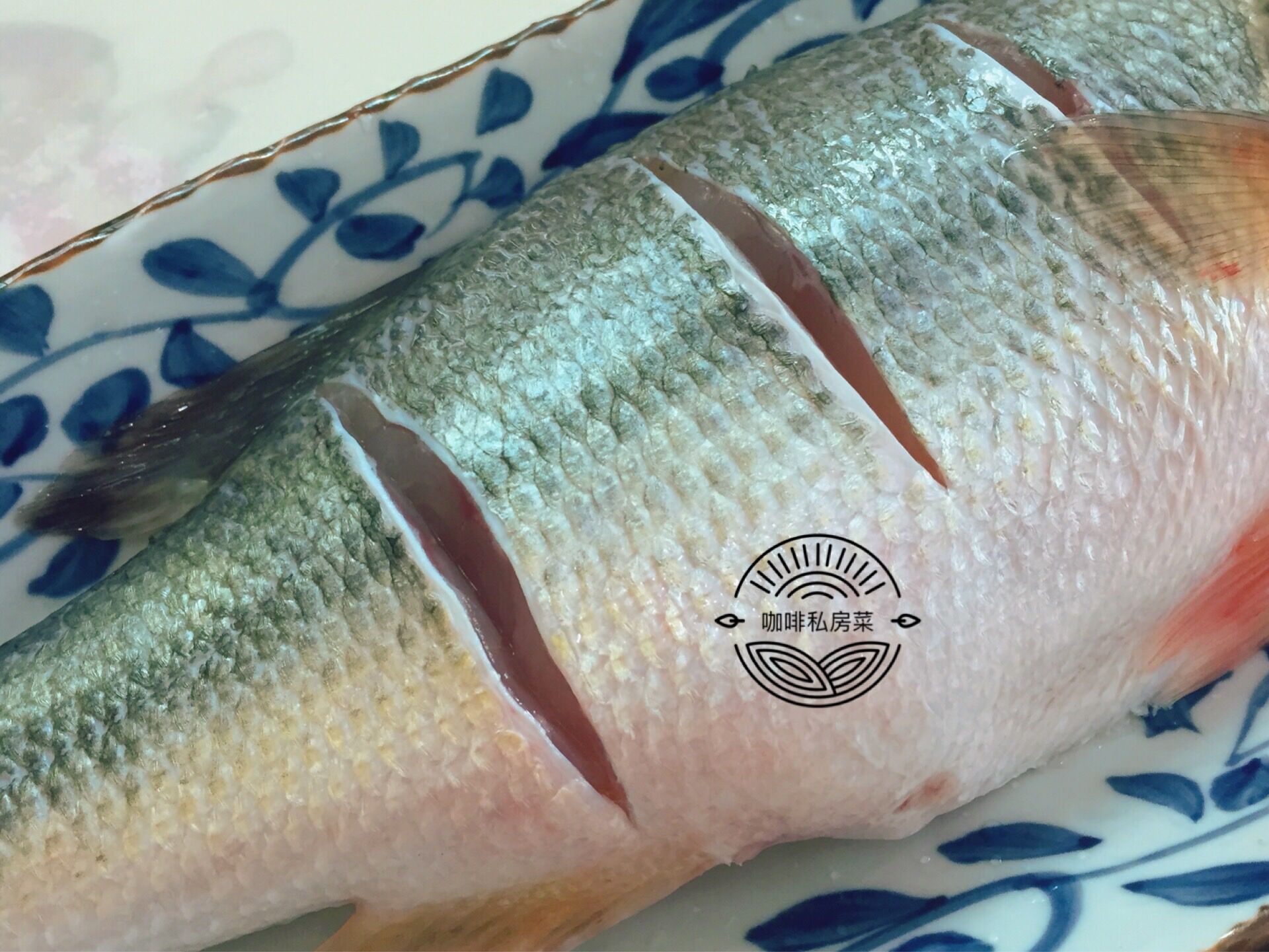 做清蒸鱼用什么油淋,清蒸鱼先放蒸鱼豉油还是先浇热油