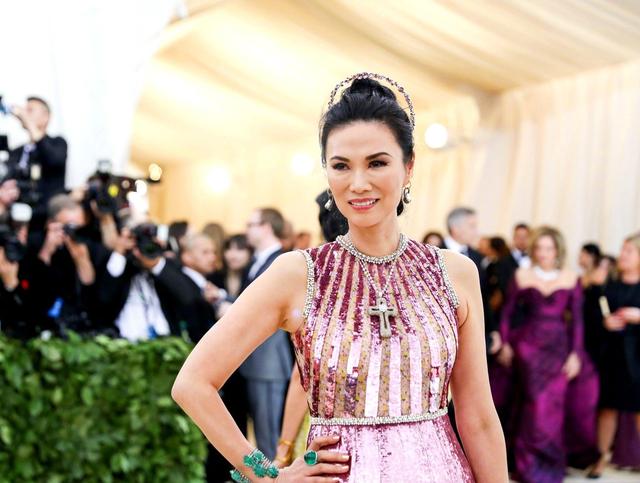 19岁攀50岁教授，给70岁男人生子，邓文迪的百亿身家没那么简单