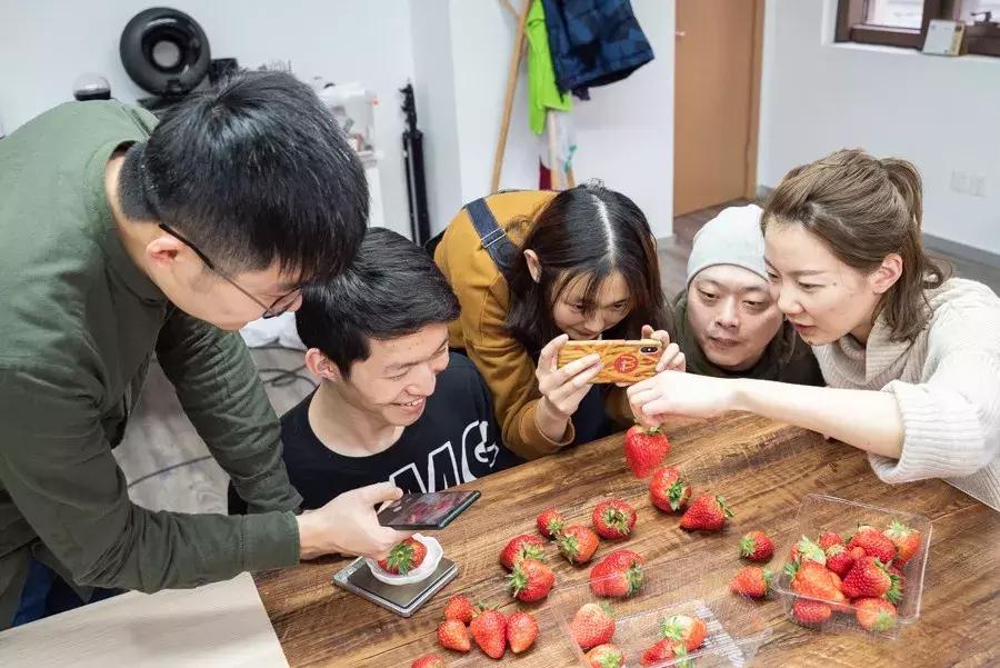 一下子吃了30颗草莓,吃了半斤草莓