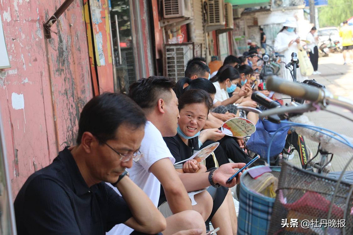 高考首日，他们在考场外守候