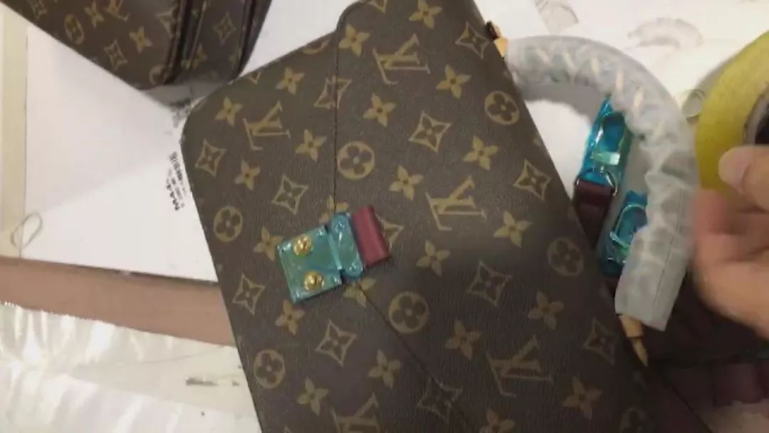 成本几块卖上百的产品,国外买的名牌包靠谱吗