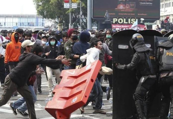 印尼杀了50万华人的原因,印尼杀了50万华人纪录片