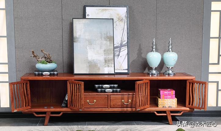 轻奢红木电视柜实力提升客厅档次,红木电视柜镂空层放什么好看