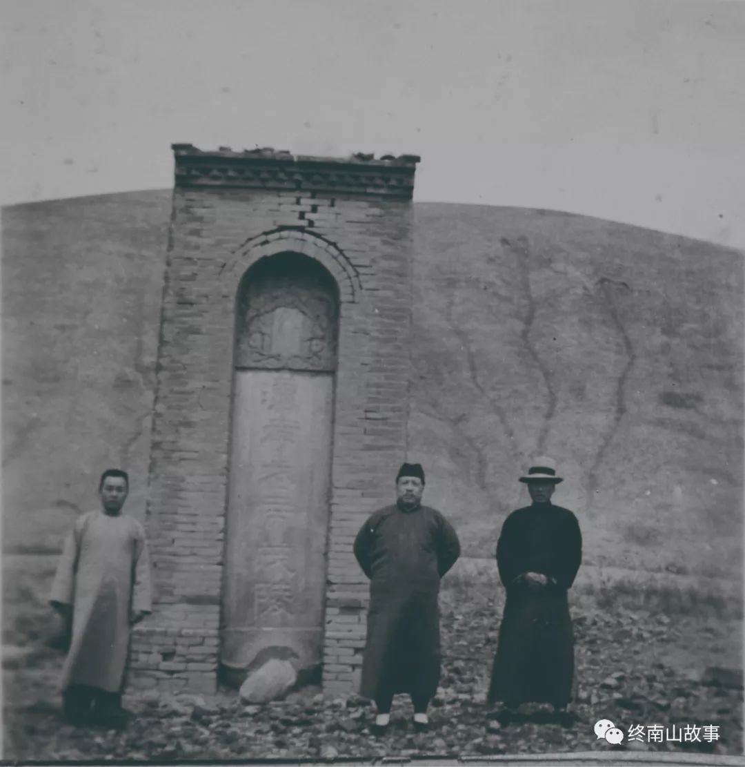 民国一位青年官员来到关中，在周公墓上打了个盹