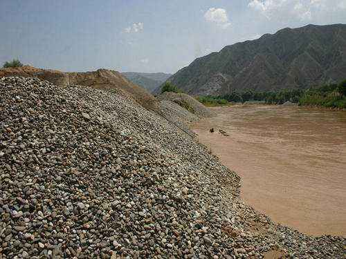 长江江底有种宝贝,要用吸金毯提取,专家说:这种淘金生意不能做