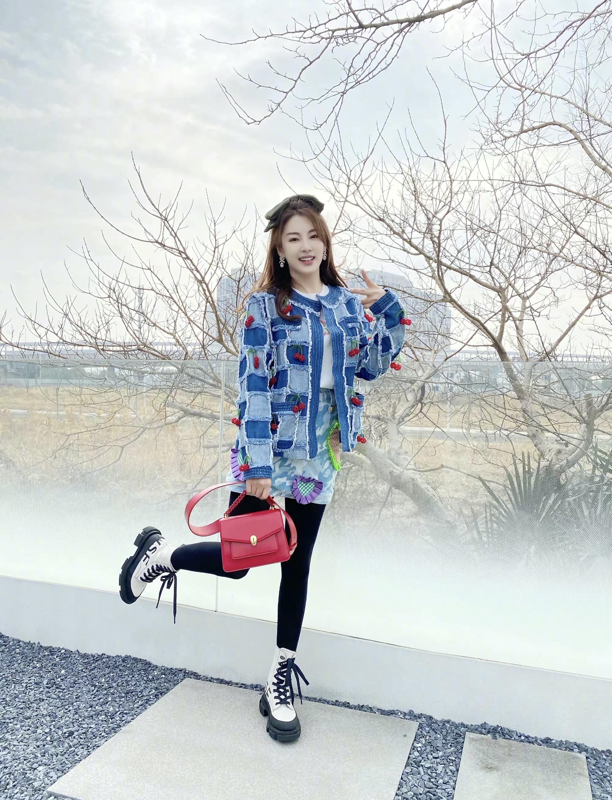 张雨绮走红毯绿色深v抹胸礼服,张雨绮穿玫红色大v礼服走红毯