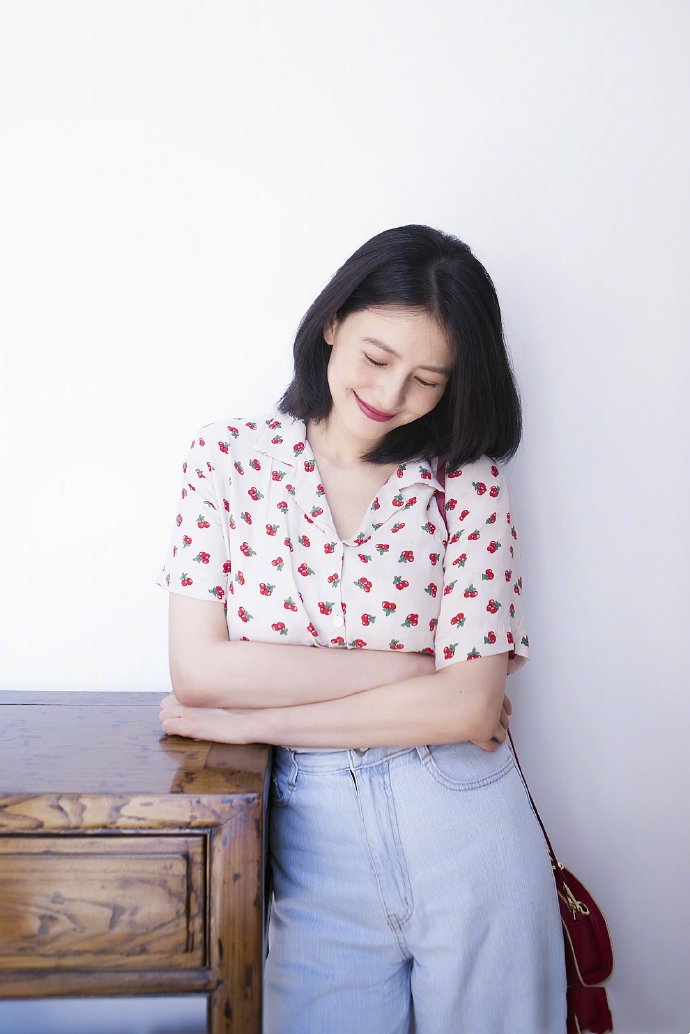 适合圆脸女生中分发型,圆脸女生适合的偏中分帅气发型