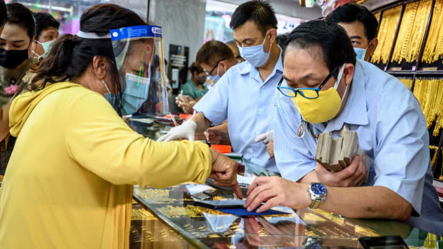 疫情时期华人囤积物资,疫情期间国外爆发物资短缺