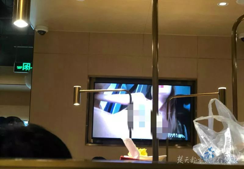 海底捞又“出事了”!汉口某店电视上突然*放播**大尺度视频!