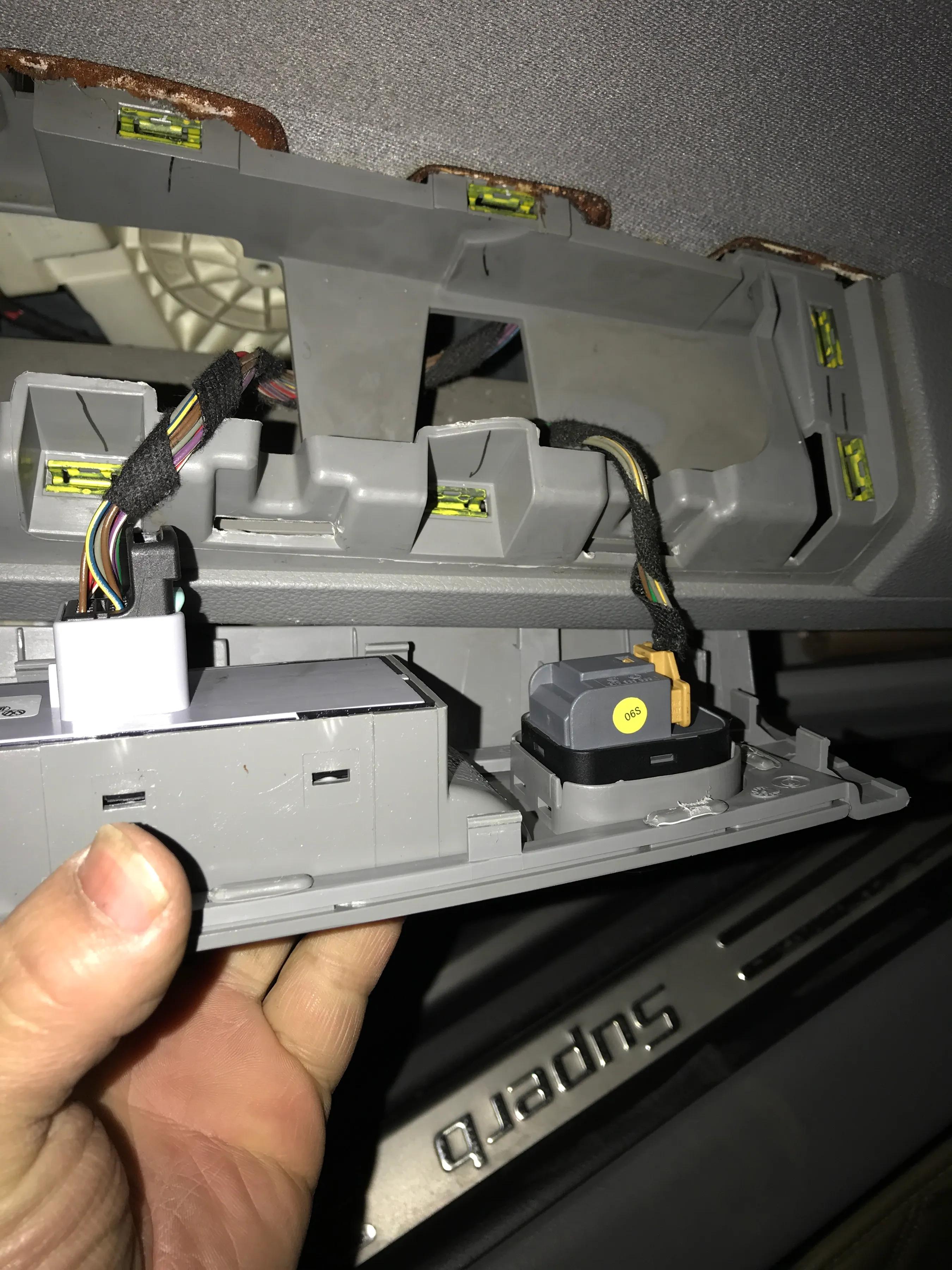 斯柯达晶锐玻璃升降开关更换,自己动手换玻璃升降开关