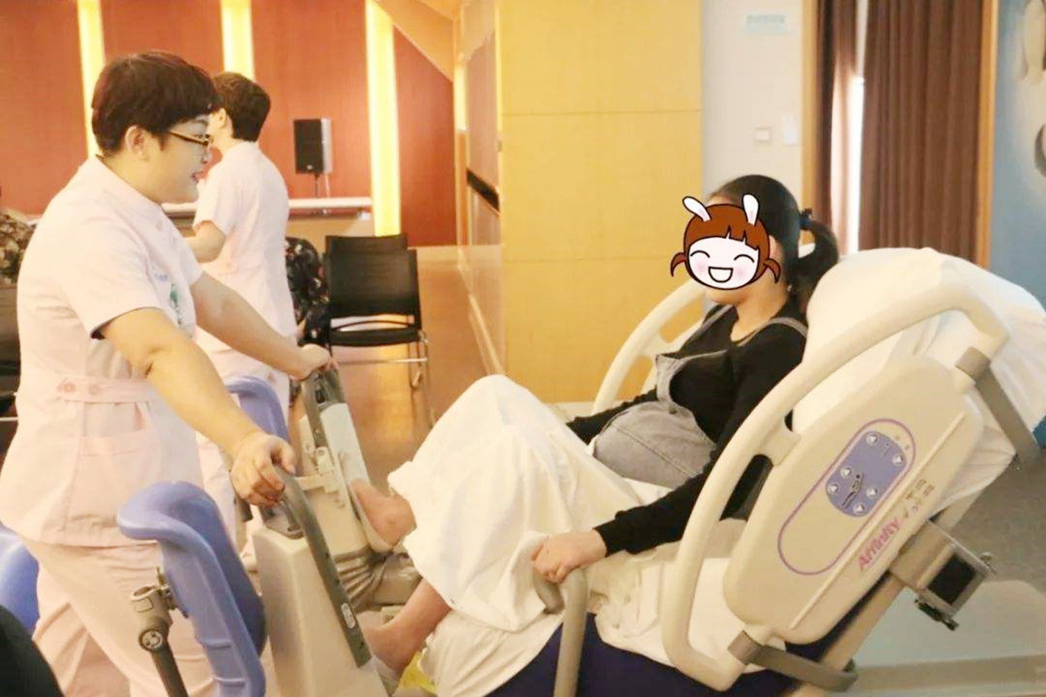 顺产的时候助产士挤压肚子吗,生孩子顺产需要叫助产士嘛