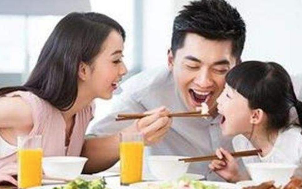 祖孙三代“共享”一张脸是啥体验？一看画面，网友：俄罗斯套娃？