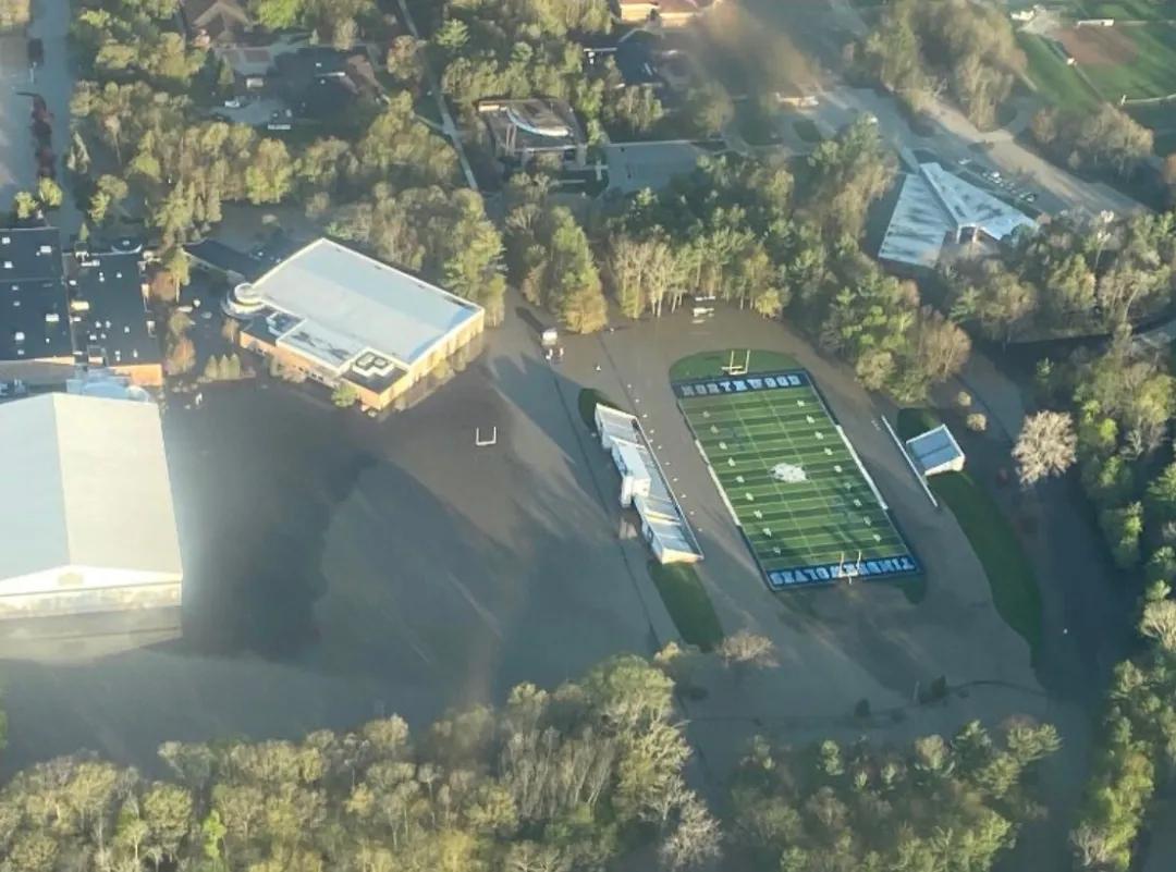 洪水灾害学校,学校下暴雨被水淹了