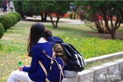 乡村学校，对男教师来说是爱情的荒漠，学生反倒相互倾情暗潮汹涌