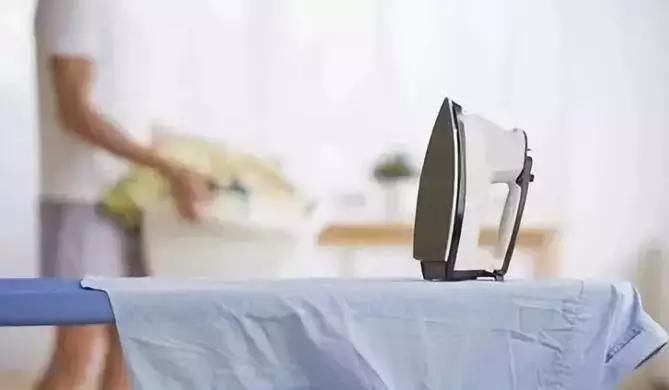 衣服补丁贴熨烫方法,手持蒸汽熨烫衣服技巧