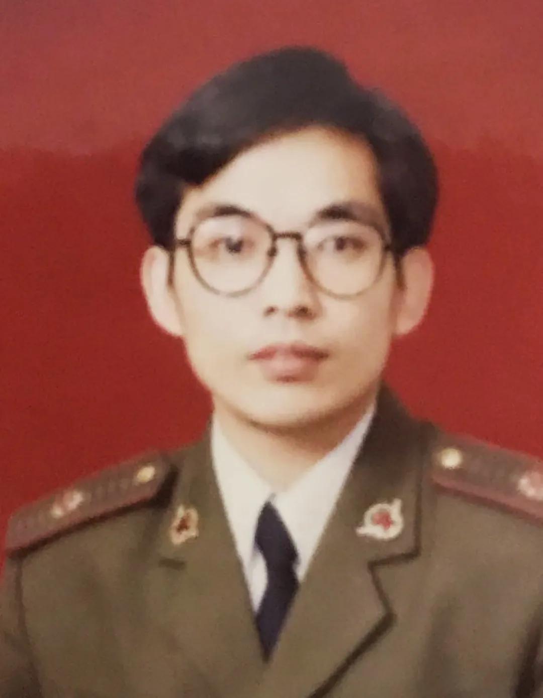 既是军人又是医生,是医者也是患者