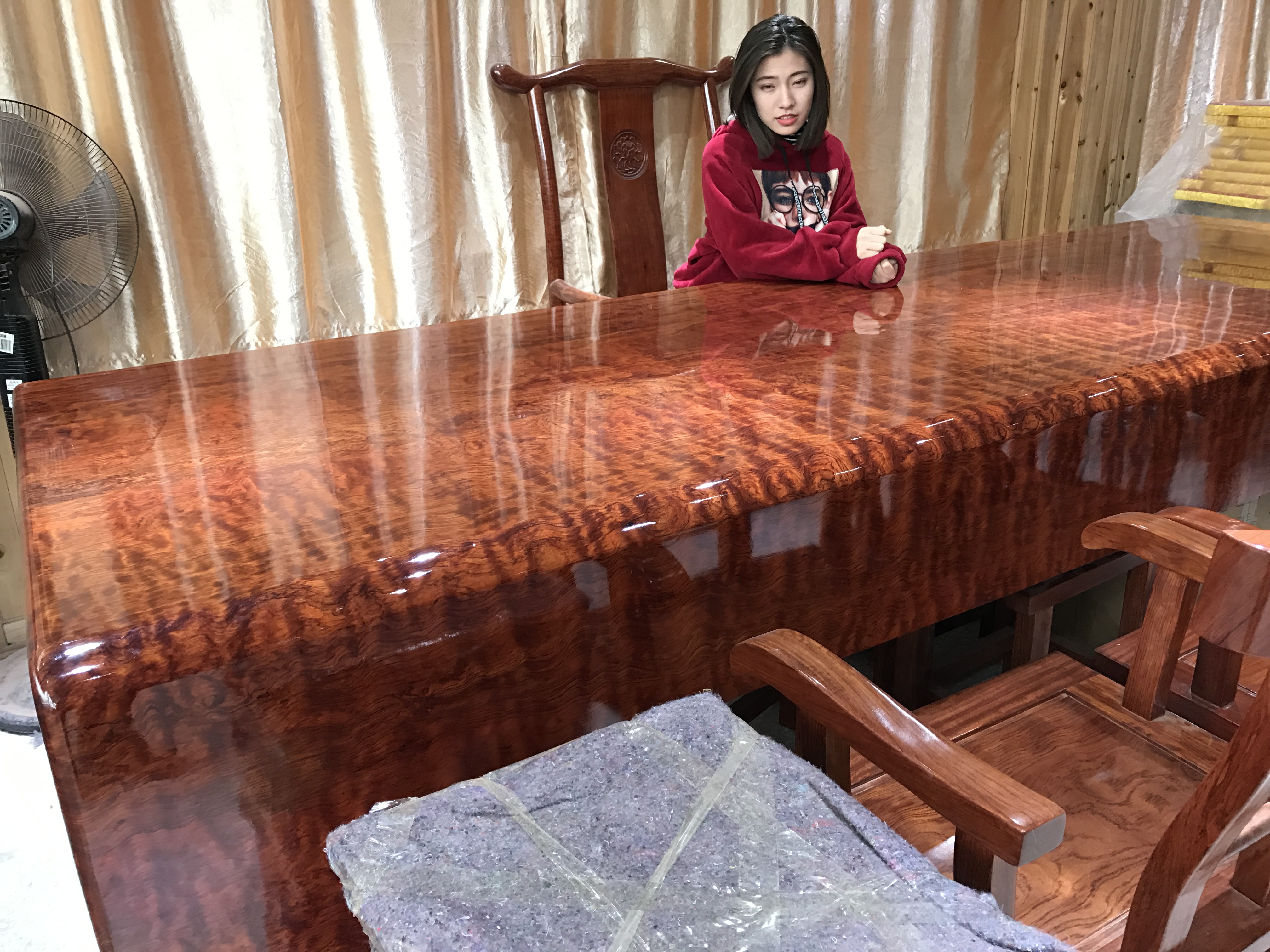 苏州家具城土豪桌*局骗**！8万天价桌出厂就9千，原料极像棺材板