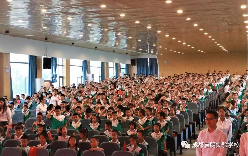 “我是启明人，我要为祖国母亲筑梦奔跑！“挥动*旗国**，向祖国告白